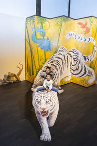 子供がトリックアートを楽しむ様子