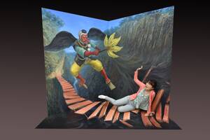 天狗のトリックアートを楽しむ女性